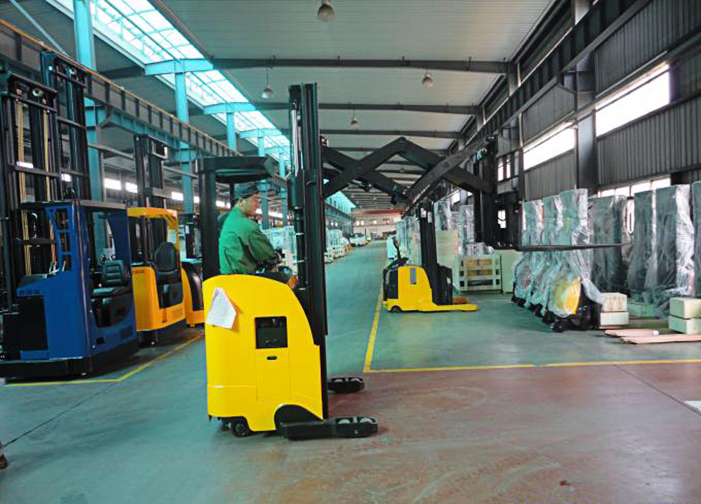 DCQH scissor reach stacker